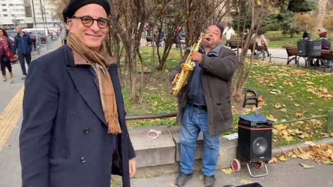 Анди Гарсия слуша песен от Кръстникът в центъра на София